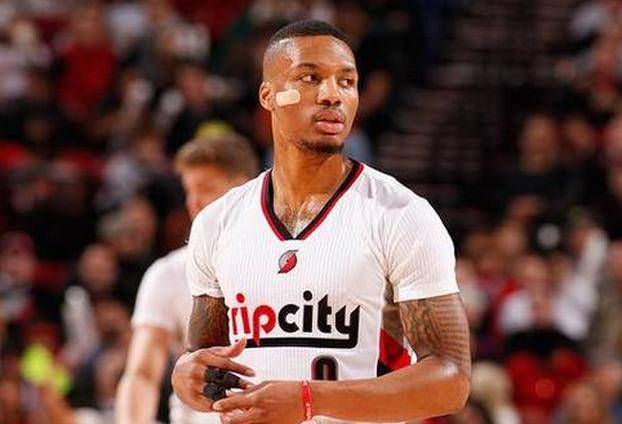 反衬出他在 反衬出他在